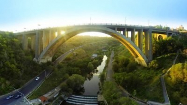 Գիշերն ահազանգ է ստացվել, որ 27-ամյա քաղաքացին անցել է Կիևյան կամրջի արգելապատնեշը և փորձում է ինքնասպանություն գործել