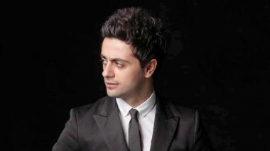 Էրիկ Կարապետյանը հայերեն թարգմանությամբ ներկայացրել է Շառլ Ազնավուրի հայտնի երգերից մեկը... «Մնա»