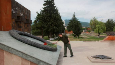 Արցախի նախագահը հարգանքի տուրք է մատուցել Ստեփանակերտի քաղաքային հուշահամալիրում և Շուշիի տանկ-հուշարձանին