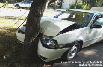 Երևանում ավտոմեքենան բախվել է ծառին, հրդեհ է բռնկվել