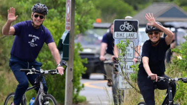 Ջո Բայդենը կնոջ 70-ամյակի օրը նրա հետ հեծանվային զբոսանքի է դուրս եկել (լուսանկարներ)