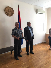 Արցախի ԱԺ նախագահը հետմահու շնորհված պարգևները հանձնել է զոհված զինծառայողների հարազատներին 