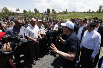 Նիկոլ Փաշինյանը Արթիկում հանդիպել է քաղաքացիների հետ (լուսանկարներ)