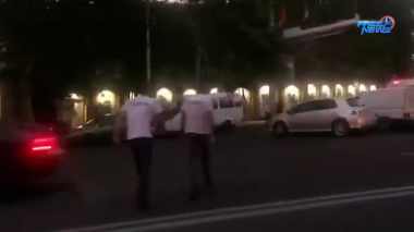 «Հայաստան» դաշինքի հանրահավաքը դեռ չավարտված քաղաքացիները շտապում են իրենց տեղափոխող միկրոավտոբուսների մոտ (տեսանյութ)