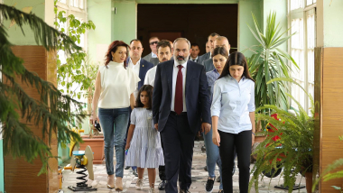 Նիկոլ Փաշինյանը տիկնոջ և երեխաների հետ  քվեարկություն է կատարել մայրաքաղաքի թիվ 8/16 ընտրատեղամասում