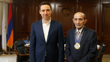 «Այս պարգևն ինձ ավելի երիտասարդացրեց». քաղաքապետ Մարությանը դոկտոր Հովհաննես Սարուխանյանին հանձնել է Երևանի պատվավոր քաղաքացու հավաստագիրը