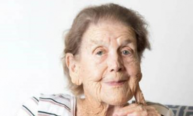 100-ամյա կինը բացատրել է երկարակեցությունը գրքերի եւ ուրախության հանդեպ սիրով