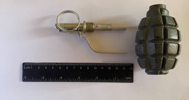 Նռնակով շրջող տղամարդուն ոստիկանները բերման են ենթարկել (տեսանյութ)