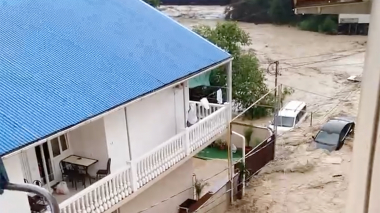 Ականատեսը նկարահանել է, թե ինչպես է Սոչիում ջրի հոսքը քշում-տանում կայանված մեքենան