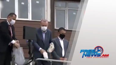 Թուրքիայի նախագահը ջրհեղեղի հետևանքով տուժածներին սնունդ է բաժանել՝ նետելով նրանց ուղղությամբ