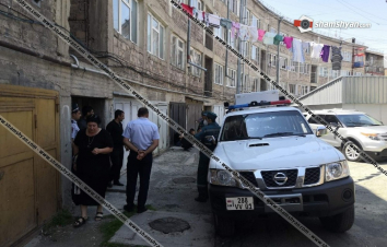 Գյումրիի բնակարաններից մեկում հայտնաբերել են 37-ամյա մոր և 9-ամյա երեխայի դիեր