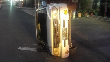 Արգավանդի կահույքի սրահների մոտ ավտոմեքենան բախվել է արգելապատնեշին և շրջվել