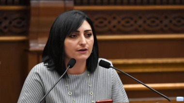 Թագուհի Թովմասյանը պատգամավորներին կոչ է անում լինել զուսպ և չվիրավորել միմյանց