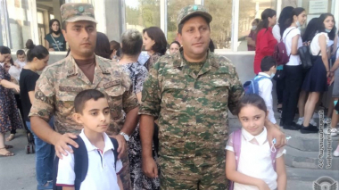 Սպաները դպրոց են ուղեկցել իրենց զոհված ծառայակիցների երեխաներին (լուանկարներ)