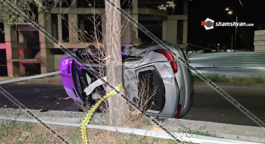 Ծիծեռնակաբերդի խճուղում «Mercedes»-ը բախվել է բետոնե պատնեշին ու կողաշրջվել. կան վիրավորներ
