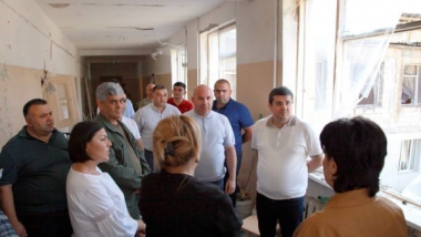 ԱՀ նախագահն այցելել է Ստեփանակերտի Ավետիք Իսահակյանի անվան դպրոց՝ հրթիռակոծության հետևանքով վնասված շենքի վերականգնման աշխատանքներին ծանոթանալու