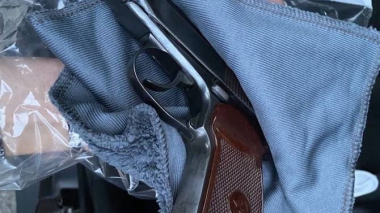 Ոստիկանություն բերման ենթարկվածի մեքենայում հրազեն ու թմրամիջոց կար. երիտասարդը ձերբակալվել է