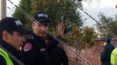 Արցախի փողոցում քաղաքացին բարձրացել էր ծառը և սպառնում էր պատառաքաղով վնասել իրեն