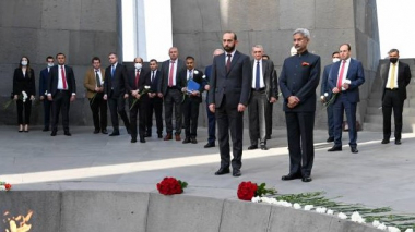 Հնդկաստանի ԱԳ նախարարը հարգանքի տուրք է մատուցել Հայոց ցեղասպանության զոհերի հիշատակին