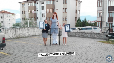 Աշխարհի ամենաբարձրահասակ կինն ապրում է Թուրքիայում (տեսանյութ)