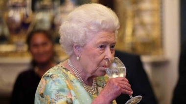 Եղիսաբեթ թագուհին բժիշկների խորհրդով հրաժարվել է ալկոհոլի օգտագործումից