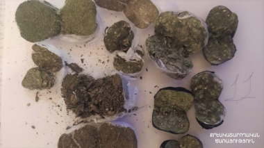 Կալանավորի հագուստի աստառի մեջ գտել են 10 հոգեմետ, 30 անհայտ ծագման դեղահաբեր, իսկ բերանից՝ սափրիչի սայրեր