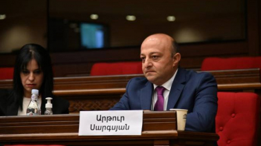 Արթուր Սարգսյանը երդմամբ ստանձնեց պատգամավորական մանդատը
