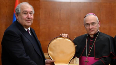 Հռոմի Ֆրանցիսկոս Պապը ՀՀ նախագահին պարգևատրել է Սուրբ Աթոռի բարձրագույն շքանշանով