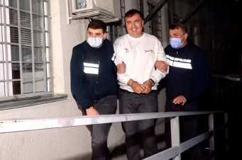 «Աչքի առաջ գողացան որդուս». Սաակաշվիլիի մայրը հայտարարել է, որ նախկին նախագահին բանտից հանել են, ուղղաթիռ նստեցրել ու տարել անհայտ ուղղությամբ
