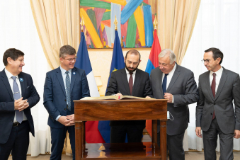 Փարիզում Արարատ Միրզոյանը հանդիպում է ունեցել Ֆրանսիայի Սենատի նախագահի հետ