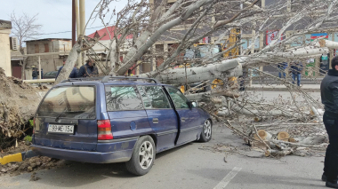 Բաքվում ուժեղ քամին ավերածություններ է առաջացրել. վիրավորներ կան․ (լուսանկարներ)