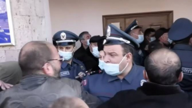 Բյուրականում մի խումբ բնակիչներ բողոքում են համայնքի նորանշանակ ղեկավարի պաշտոնակատարի դեմ