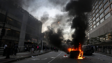 Սողոմոնյան կղզիների մայրաքաղաք Հոնիարայում ցուցարարները թալանել են խանութները և այրել տները