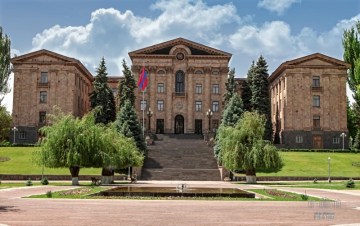 ՀՀ ԱԺ աշխատակազմը հայտարարում է լրագրողների հավատարմագրում