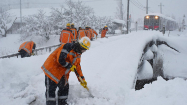 Ճապոնիայի արեւմուտքում ռեկորդային ձյան տեղումները խաթարել են երթեւեկությունը