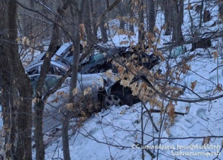 Դիլիջանի ոլորաններում Mercedes-ը բախվել է երկաթե արգելապատեշին, ծառերին․ 2 զոհերից մեկը երեխա է