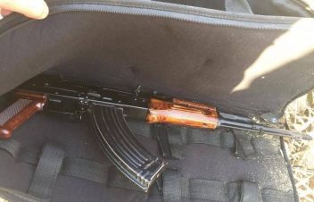 Հայտնաբերվել են 21 միավոր սառը զենք, 2 ինքնաձիգ, մարտական և գազային ատրճանակներ, թմրանյութ. Ոստիկանության պարզաբանումը