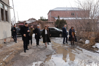 Քաղաքաշինության կոմիտեի մասնագետները Շիրակի մարզպետի և Գյումրու համայնքապետի ուղեկցությամբ շրջայց են կատարել Գյումրու վթարային շենքերում
