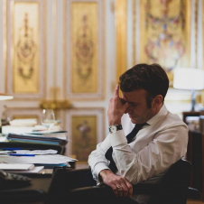 Ինչ տեսք ունի Մակրոնը Ուկրաինայում տիրող իրավիճակի մասին այլ երկների նախագահների հետ հեռախոսազրույցից հետո(լուսանկարներ)