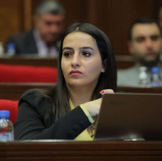 Աննա Կոստանյանը դադարեցնում է անդամակցությունը «Լուսավոր Հայաստան» կուսակցությանը