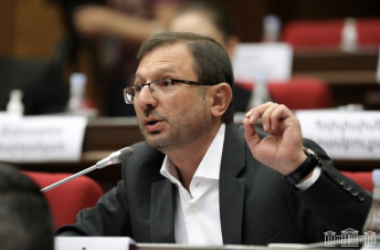 Հանրայինի ուղիղ եթերում նյարդային ջղաձգումներից ու բաժակ կոտրելուց հետո Գեղամ Մանուկյանին արգելել են ելույթ ունենալ ընդդիմության հանրահավաքին