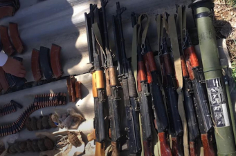 Երևանի բնակարաններից մեկում մեծաթիվ զենք-զինամթերք է հայտնաբերվել (տեսանյութ)