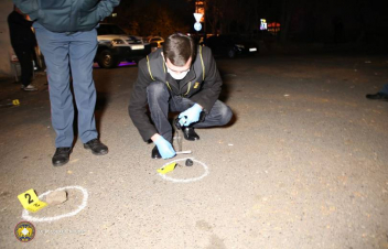 Կրակոցներ են հնչել Երևանում, կան վիրավորներ. դեպքի վայրում հայտնաբերվել են արյան հետքեր, 18 տեղից կրակված մեքենա