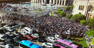 Մի խումբ ցուցարարներ կառավարության շենքի առջև են