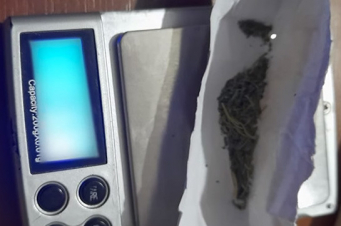 Պարեկները Երևանում 22-ամյա երիտասարդի մոտ մարիխուանա և դանակ են հայտնաբերել