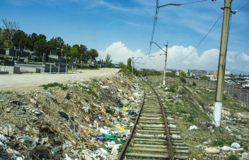 ՀԿԵ-ն և Երևանի քաղաքապետարանը տոննաներով աղբ են հանել երկաթուղային գծերից
