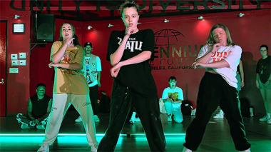 Համացանցում ակտիվ քննարկվում են Անջելինա Ջոլիի և Բրեդ Փիթի դստեր նոր պարային տեսահոլովակը (տեսանյութ)