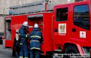 Ազատամարտիկների փողոցում կայանած ավտոմեքենայի շարժիչի հատվածում հրդեհ է բռնկվել