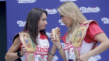 Ամերիկուհին 10 րոպեում կերել է 40 հոթ-դոգ՝ հաղթելով Նյու Յորքում կայացած ամենամյա մրցույթում