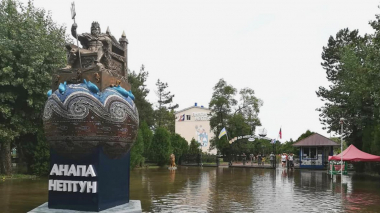 Սոչիում արտակարգ դրություն է. աննախադեպ անձրևն ու վարարած ջուրը քշել են մեքենաներ, վնասել՝ փողոցներ, տներ